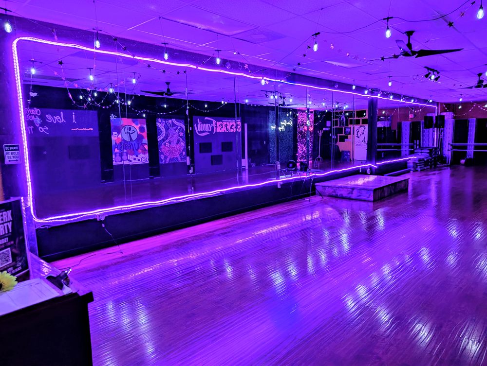 Mirrored SMASH dance room